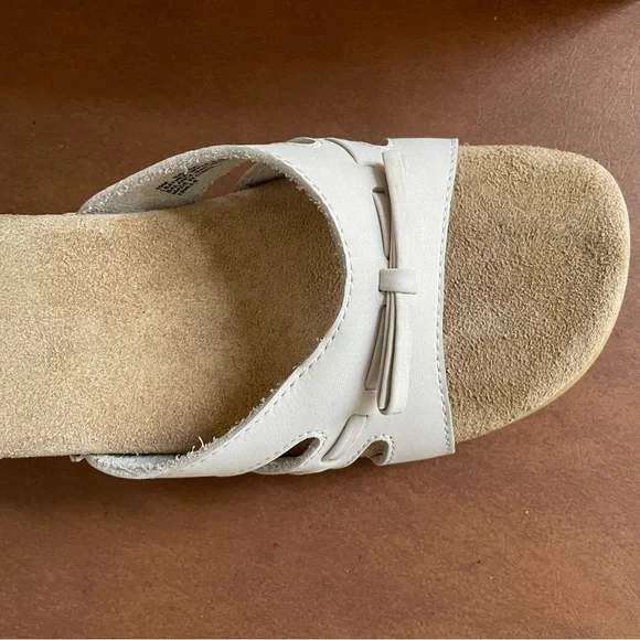 Strictly Comfort Donna heels open toe sandals shoes size 10 in creamy white NWT - Picture 3 of 9